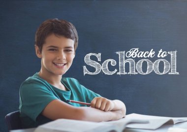 Öğrenci çocuk masasında 
