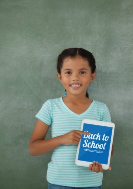 Bir tablet tutan kız 