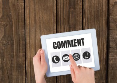 tablet ekranıyla eller