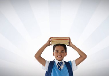 Okul çocuğu holding kitaplar kafasında
