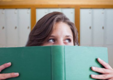 kız öğrenci holding kitap 