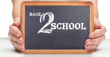 Geri 2 okul tahtaya yazılmış