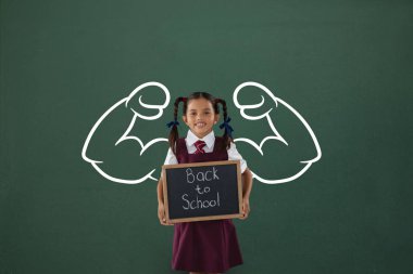 yumruklarını grafik holding blackboard ile kız