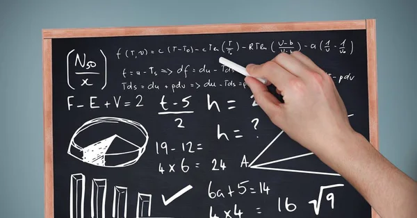 Hand schrijven vergelijkingen op blackboard — Stockfoto