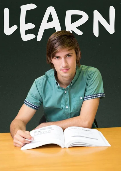 Estudiante en la mesa contra pizarra verde con aprender texto —  Fotos de Stock