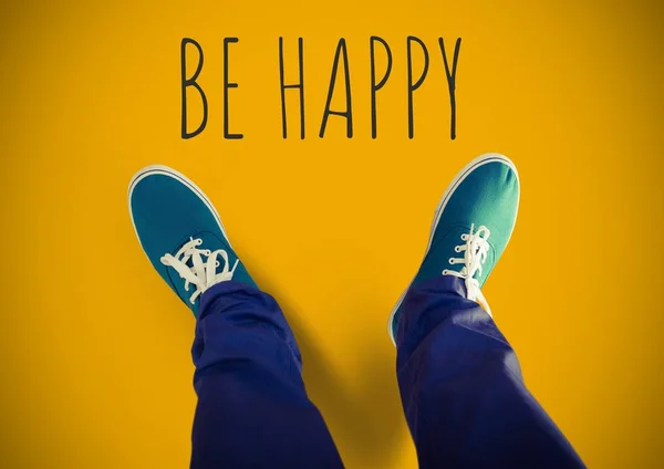 Být šťastný text a modré boty na nohy — Stock fotografie