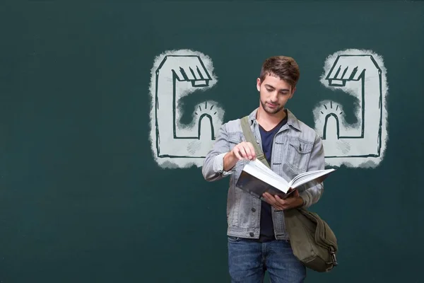 Studente uomo con pugni lettura grafica — Foto Stock