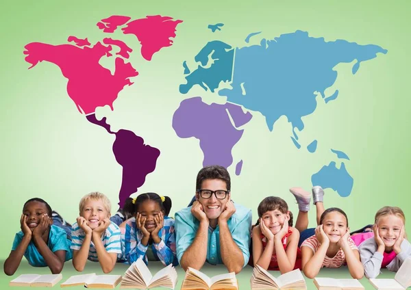 Multikulti-Kinder lesen mit Lehrerin vor bunter Weltkarte — Stockfoto