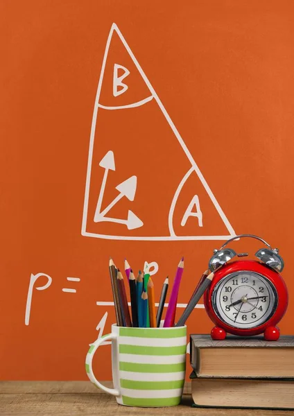 Boeken op de tafel tegen oranje blackboard — Stockfoto