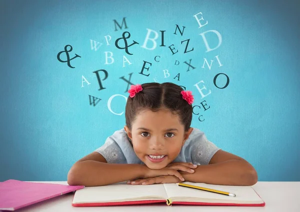 Viele Buchstaben um Schulmädchen — Stockfoto