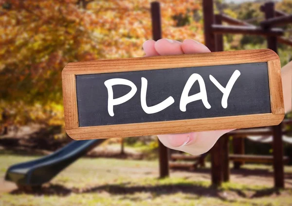 Jogar texto no quadro-negro na frente do parque infantil — Fotografia de Stock