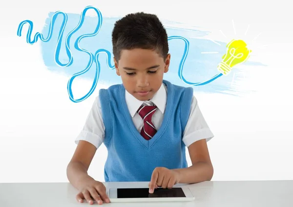 Schoolboy em tablet com lâmpada ideia colorida — Fotografia de Stock