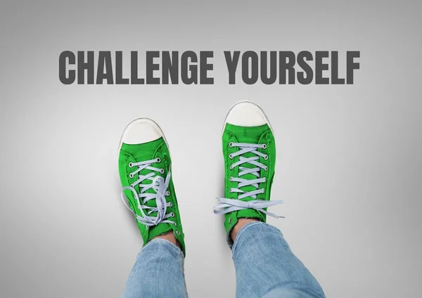 Provoacă-ți textul și pantofii verzi pe picioare — Fotografie, imagine de stoc