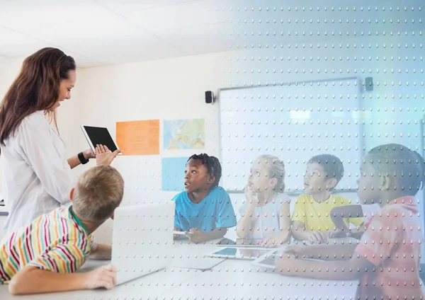 Lehrerin mit Klasse — Stockfoto