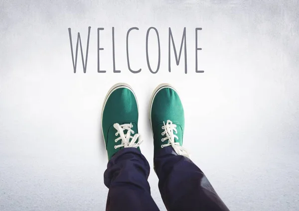 Приветственный текст и зеленые туфли — стоковое фото