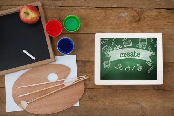 Tableta en una mesa de la escuela — Foto de Stock