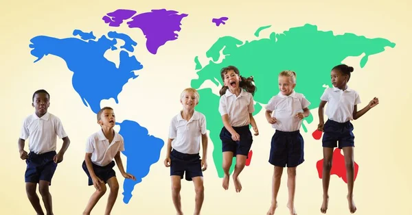 Multikulturní děti skákat — Stock fotografie
