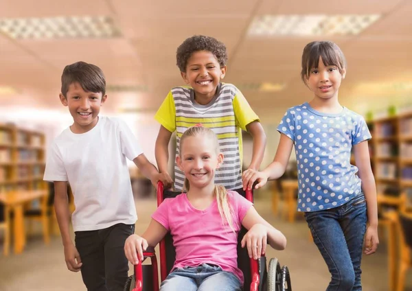 Menina com deficiência em cadeira de rodas com amigos — Fotografia de Stock