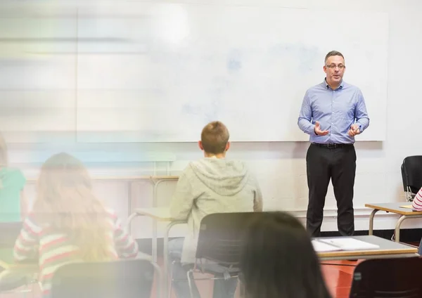 Lehrer mit Klasse — Stockfoto