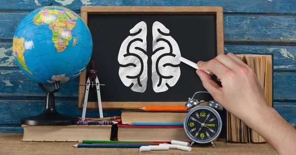 Hand zeichnet Gehirn auf Tafel — Stockfoto
