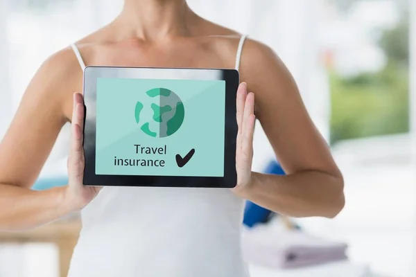 Женщина держит планшет со страхованием путешествий — стоковое фото