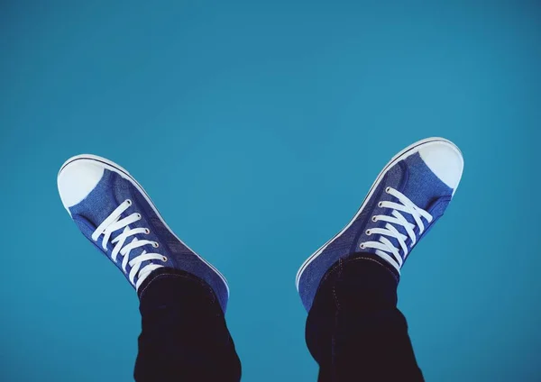 足跟蓝色背景蓝色的鞋子 — 图库照片