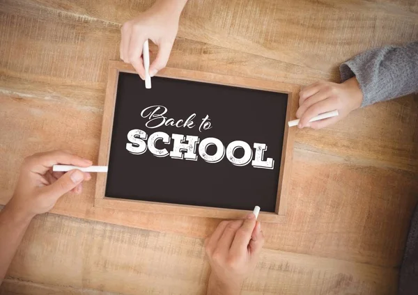 Handen schrijven terug naar school op blackboard — Stockfoto