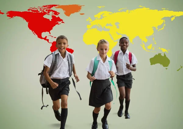 Los niños de la escuela frente al colorido mapa del mundo — Foto de Stock