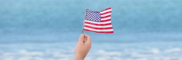 Persona con bandera de EE.UU. — Foto de Stock