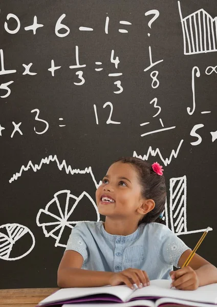 Gelukkig student meisje aan tafel opzoeken — Stockfoto