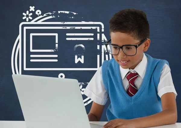 Menino estudante na mesa olhando para um computador — Fotografia de Stock