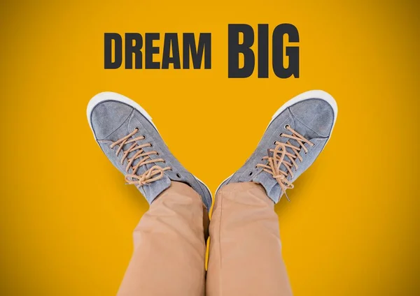 Dream Big text și pantofi gri pe picioare — Fotografie, imagine de stoc
