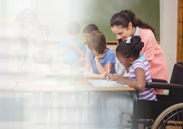 Professora do ensino fundamental com aula — Fotografia de Stock