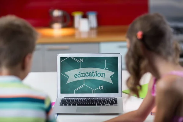 Bambini che guardano un computer — Foto Stock