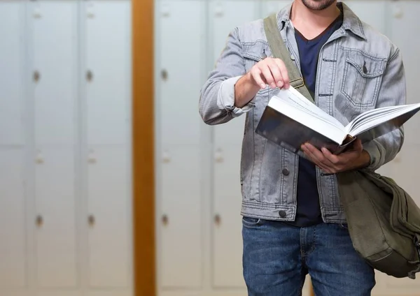 Hombre estudiante holding libro —  Fotos de Stock