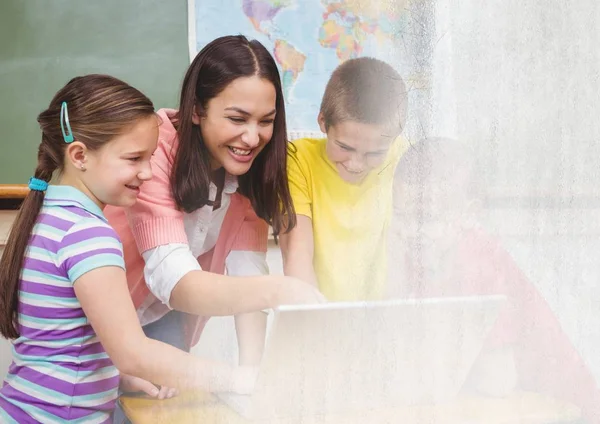 Lehrerin mit Klasse — Stockfoto