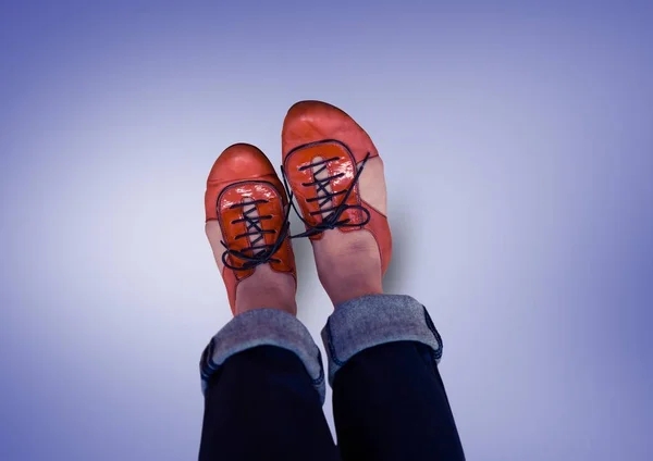 Chaussures rouges sur pieds avec fond violet — Photo