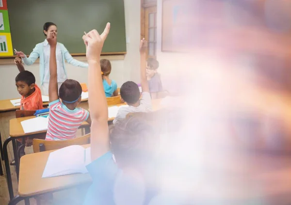 Professora do ensino fundamental com aula — Fotografia de Stock