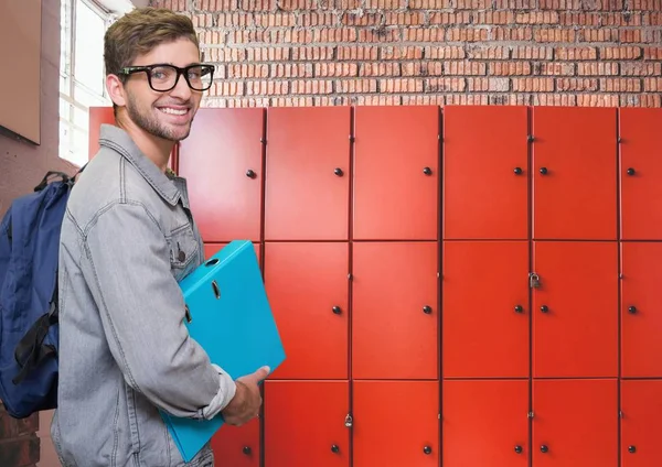 Mannelijke student bedrijf van map voor lockers — Stockfoto