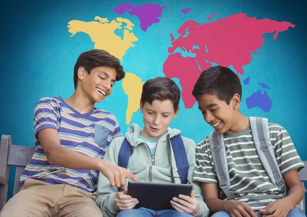 平板电脑在世界地图上的孩子 — 图库照片