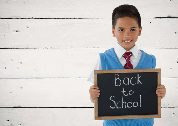 Skolpojke innehav blackboard — Stockfoto