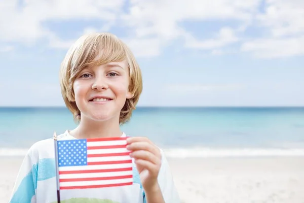 Gelukkige jongen houdt een Usa vlag — Stockfoto