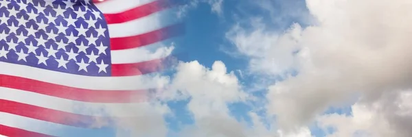 US-Flagge mit Himmelsübergang — Stockfoto