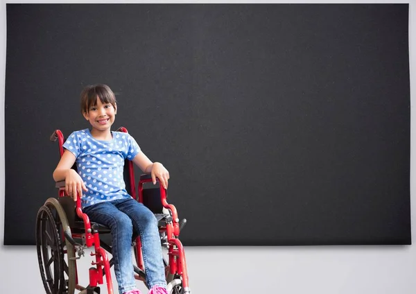 Fille handicapée en fauteuil roulant — Photo