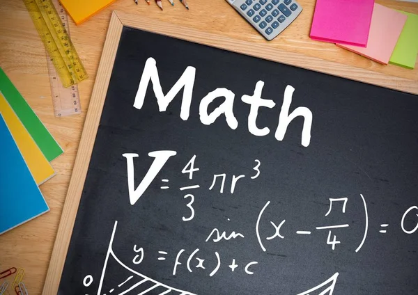 Yazı tahtası üzerinde yazılı matematik denklemler