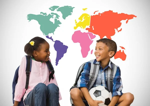Τα παιδιά κάθονται μπροστά από πολύχρωμο παγκόσμιο χάρτη — Φωτογραφία Αρχείου