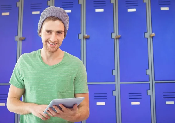 Mannelijke student bedrijf Tablet PC — Stockfoto