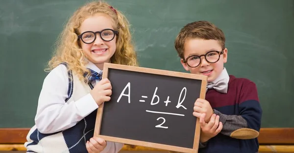 Τα παιδιά κρατώντας μαυροπίνακα με μαθηματική εξίσωση — Φωτογραφία Αρχείου