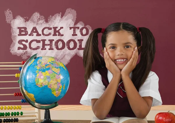 Student tjej på bordet mot röda blackboard — Stockfoto