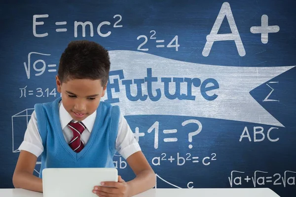 Student jongen aan tafel met behulp van een tablet met toekomstige tekst — Stockfoto